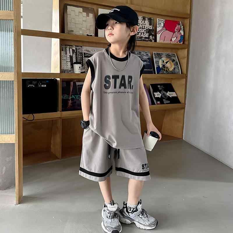 ・カテゴリ: 子供用セットアップ・対象性別: メンズ・スタイル: スポーツ・セット内容: トップス、ボトムスの2点セット・袖丈: ノースリーブ・ボトムス丈: ショートパンツ・厚さ: 普通・柄: 英字・要素: スポーツ、セットアップ、英字、配色、トレンド・素材: 化学繊維混紡（ポリエステル 85%）・安全基準: B類・合わせ方: プルオーバー・カラー展開: ネイビー、グレー・対象身長: 120cm、130cm、140cm、150cm、160cm、170cm