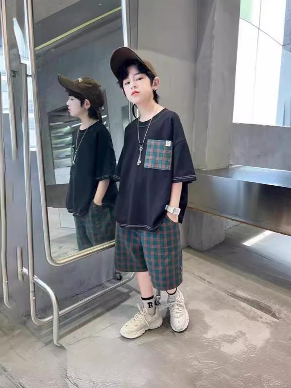 ・カテゴリ: 子供用セットアップ・対象性別: メンズ・スタイル: 韓国風・セット内容: トップス、ボトムス（2点セット）・対象年齢: 中大童（8歳以上、140cm以上）・袖丈: 半袖・フード: なし・パンツ丈: 五分丈・生地加工: 柔軟処理・生地の厚さ: 薄手・柄: 格子、その他・デザイン要素: スポーツ、セットアップ、トレンド・主な素材: 綿混紡・綿含有量: 30%・安全基準: B類・着脱方式: プルオーバー・カラー展開: ブラックセット、ホワイトセット・対応身長: 120cm、130cm、140cm、150cm、160cm、170cm