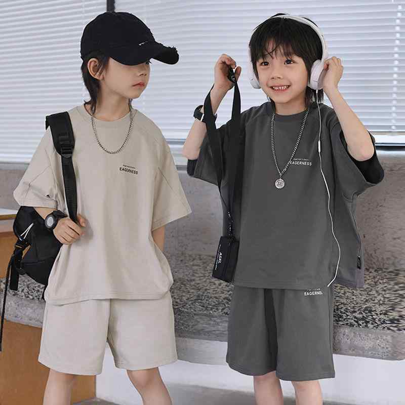 ・カテゴリ: 子供用セットアップ・スタイル: 韓国風・対象性別: 男の子・セット内容: トップス、パンツ（2点セット）・対象年齢: 中大童（8歳以上、110～170cm）・袖丈: 半袖・パンツ丈: ショートパンツ・厚み: 薄手・柄: 無地、アルファベット・主な素材: 綿70%・安全基準: A類・着用タイプ: プルオーバー・カラー展開: ダークグレー、オフホワイト・サイズ展開: 110、120、130、140、150、160、170