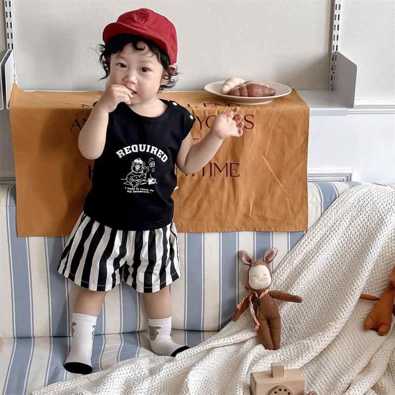 ・カテゴリ: 子供服セット・性別: 男・スタイル: 韓国風・セット内容: トップス、ショートパンツの2点セット・対象年齢: 1〜3歳（身長80〜100cm）・袖丈: ノースリーブ・パンツ丈: ショートパンツ・生地加工: 柔軟加工・厚さ: 薄手・柄: キャラクター・要素: スポーツ、セットアップ・主な素材: 綿混紡（綿95%）・安全基準: A類・留め具の種類: スナップボタン・カラー展開: ブラック（トップス）、ホワイト（トップス）、ストライプ（ショートパンツ）・サイズ展開: 73cm、80cm、90cm、100cm
