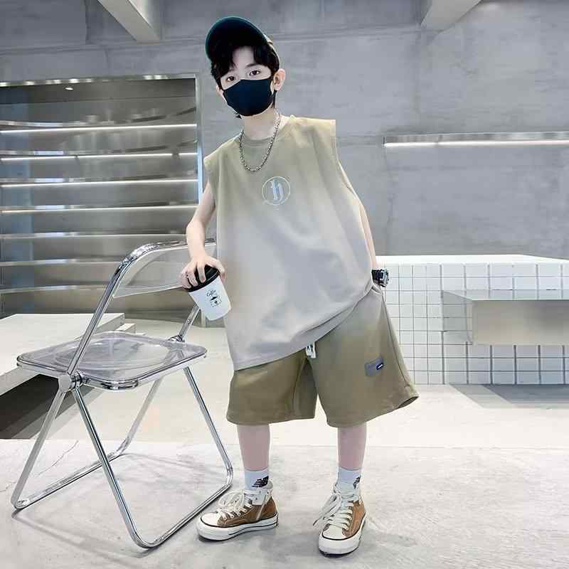 ・カテゴリ: 子供用セットアップ・対象性別: 男女兼用・スタイル: 韓国風・セット内容: トップス、パンツの2点セット・袖丈: ノースリーブ・パンツ丈: ショートパンツ・厚さ: 薄手・柄: アルファベット・デザイン特徴: スポーツ、配色、ストリート風・素材: 綿・留め具の種類: プルオーバー・カラー展開: カーキ、グレー、グリーン・サイズ展開: 120、130、140、150、160、170