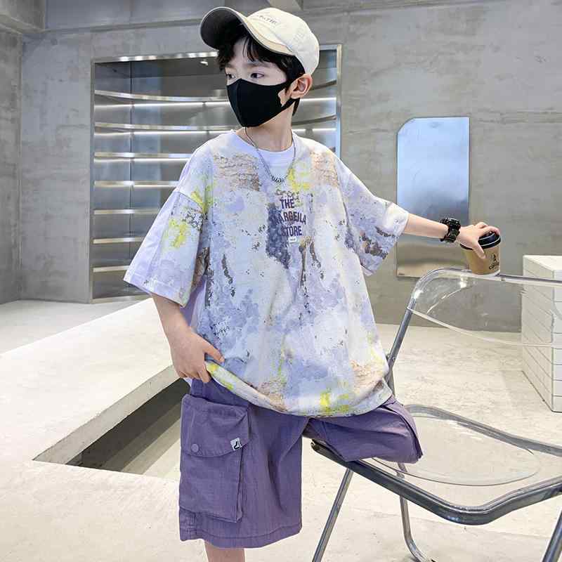 ・カテゴリ: 子供用セットアップ・対象性別: 男の子・スタイル: 韓国風・セット内容: 2点セット・セット詳細: ウェア・対象年齢: 中高学年以上（8歳以上、140cm以上）・袖丈: 半袖・フード: フードなし・パンツ丈: 5分丈・ミディアムパンツ・生地加工: 柔軟加工・生地の厚さ: 薄手・柄: 英字・主な素材: 綿80%・安全基準: B類・留め具の種類: プルオーバー・カラー展開: パープル、ブルー・サイズ展開: 120cm、130cm、140cm、150cm、160cm、170cm