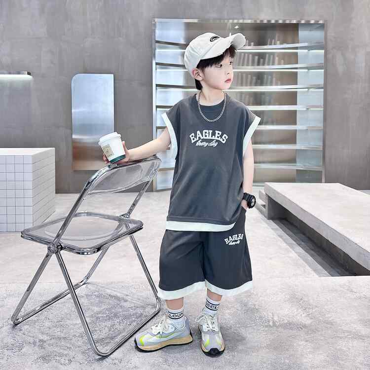 ・カテゴリ: 子供服セット・対象性別: 男の子・スタイル: 韓国風・セット内容: トップス、ボトムスの2点セット・袖丈: ノースリーブ・ボトムス丈: 5分丈・クロップドパンツ・生地特徴: 柔軟加工・生地の厚さ: 薄手・柄: 英字ロゴ・デザイン特徴: セットアップ、ロゴ、ストリート・主な素材: 綿・主素材の含有量: 80%・安全基準: B類・留め具の種類: プルオーバー・カラー展開: グレー、グリーン・サイズ展開: 120cm、130cm、140cm、150cm、160cm、170cm