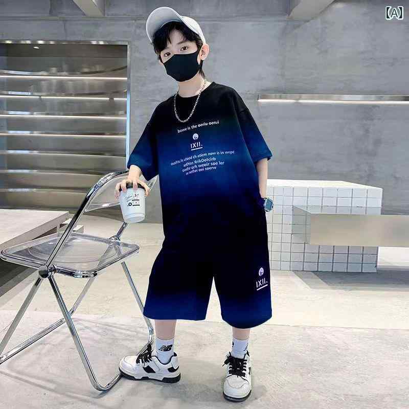 ・カテゴリ: 子供用セットアップ・対象性別: メンズ・スタイル: スポーツ・セット内容: トップス、パンツ・セット数: 2点セット・袖丈: 半袖・パンツ丈: 五分丈・柄: 英字・機能・加工: 柔軟処理・生地の厚さ: 普通・デザイン要素: スポーツ、セットアップ、英字、プリント、トレンド・素材: ポリエステル85%・安全基準: B類・着用タイプ: プルオーバー・カラー展開: ダイヤモンドブルー、エメラルドグリーン、ローズレッド・対応身長: 120cm、130cm、140cm、150cm、160cm、170cm