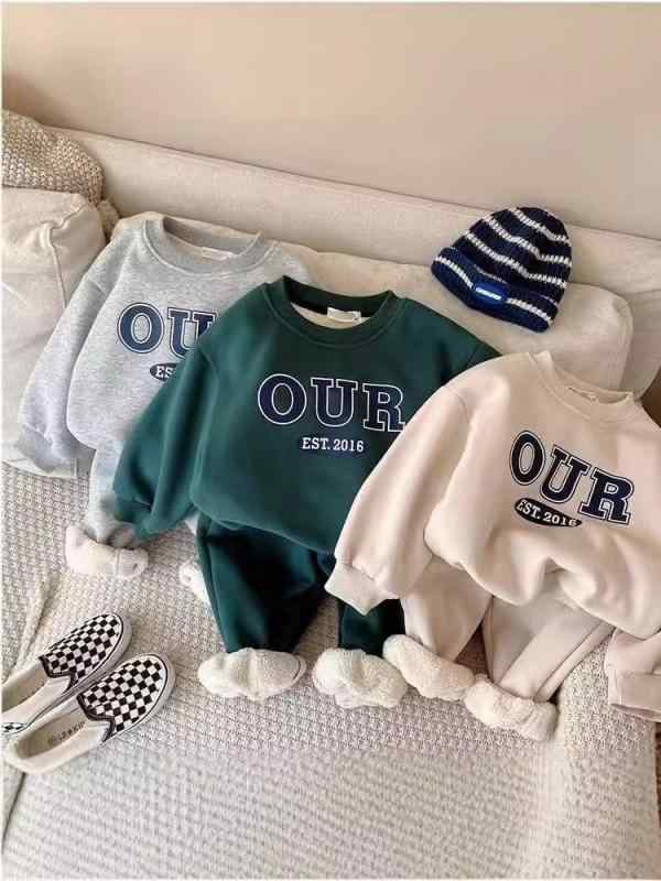 ・カテゴリ: 童套装、子ども用セットアップ・対象性別: 男女共用・スタイル: スポーツ・セット内容: トップス、パンツの2点セット・対象年齢: 3〜8歳（100〜140cm）・袖丈: 長袖・パンツ丈: フルレングス（長ズボン）・生地加工: ソフト加工・厚さ: 裏起毛・素材: ポリエステル100%・安全基準: B類・留め具の種類: プルオーバー・カラー展開: グレー、グリーン、ホワイトグレー、ダークグレー、カーキ、ネイビー、ワインレッド・サイズ展開: 80cm、90cm、100cm、110cm、120cm、130cm、140cm