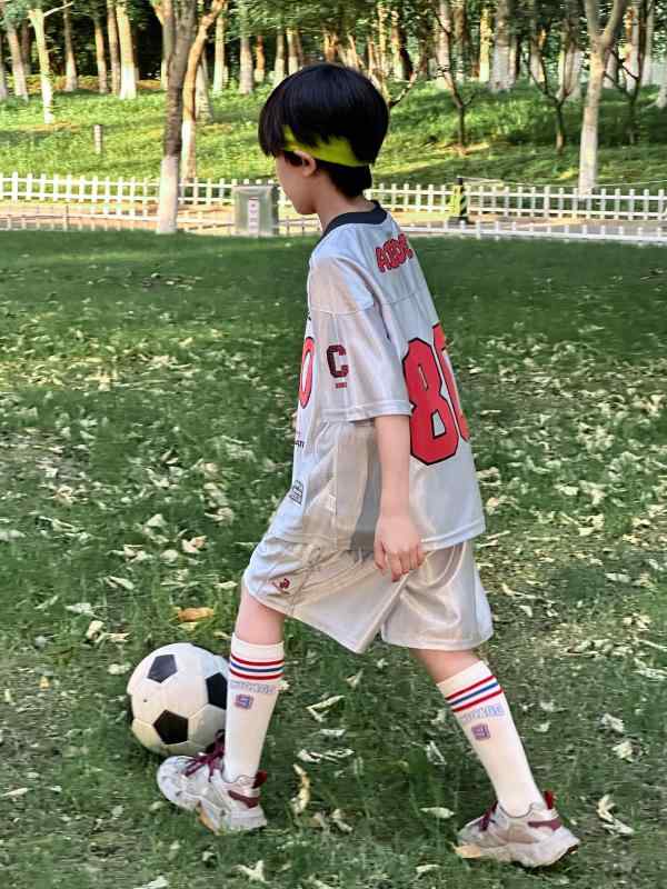 ・カテゴリ: セットアップ・対象: キッズ（男の子）・スタイル: スポーツ・セット内容: トップス、パンツ（2点セット）・袖丈: 五分袖・パンツ丈: 五分丈・厚み: 薄手・柄: 英字・主な素材: ポリエステル100%・開閉仕様: プルオーバー・カラー展開: シルバーグレー・サイズ展開: 120cm、130cm、140cm、150cm、160cm、170cm