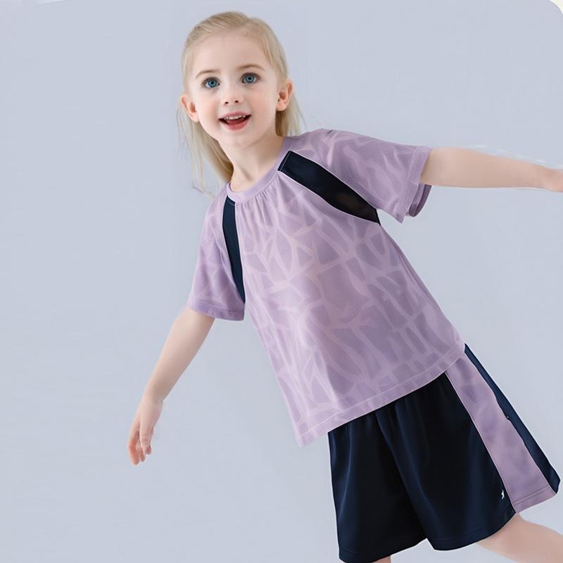 ・カテゴリ: 子供用セットアップ・対象性別: 男女共用・スタイル: スポーツ・セット内容: トップス、パンツ（2点セット）・袖丈: 短袖・パンツ丈: ショートパンツ・生地特徴: プリーツ加工、ソフト加工・生地の厚さ: 薄手・柄: 迷彩・ネックライン: フードなし・生地素材: ニット・主な素材: ポリエステル89.9%・安全基準: A類・留め具の種類: プルオーバー・カラー展開: ブルー、グリーン、パープル・サイズ展開: 110cm、120cm、130cm、140cm、150cm、160cm、170cm、180cm