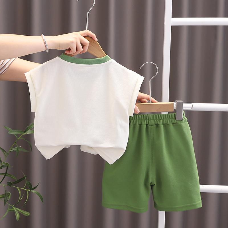 ・カテゴリ: 子供用セットアップ・対象性別: 男女共用・スタイル: 個性的・セット内容: トップス、パンツ（2点セット）・袖丈: ノースリーブ・フード: なし・パンツ丈: 5分丈・ミディアムパンツ・生地加工: 起毛・生地の厚さ: 薄手・柄: キャラクター、ポートレート・要素: スポーツ、セットアップ、キャラクター・主な素材: 綿95%・安全基準: A類・留め具の種類: プルオーバー・カラー展開: グリーン・対応身長: 80cm、90cm、100cm、110cm、120cm、130cm