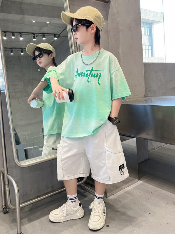 ・カテゴリ: キッズセットアップ・対象性別: 男の子・スタイル: カジュアル・セット内容: トップス、ボトムスの2点セット・対象年齢: 8歳以上、身長140cm以上・袖丈: 半袖・ボトムス丈: ショートパンツ・生地加工: ソフト加工・生地の厚さ: 薄手・柄: 英字・素材: 綿65%・安全基準: B類・開閉仕様: プルオーバー・カラー: グリーン・対応身長: 120cm、130cm、140cm、150cm、160cm、170cm