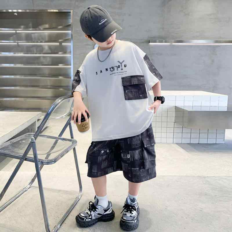 ・カテゴリ: 子供用セットアップ・スタイル: カジュアル・対象: 男児・セット内容: 2点セット（Tシャツ、ショートパンツ）・袖丈: 半袖・パンツ丈: ショートパンツ・厚さ: 薄手・主な素材: 綿97%・安全基準: B類・留め具の種類: プルオーバー・カラー展開: グレーアプリコット、ブラックホワイト・サイズ展開: 120cm、130cm、140cm、150cm、160cm、170cm