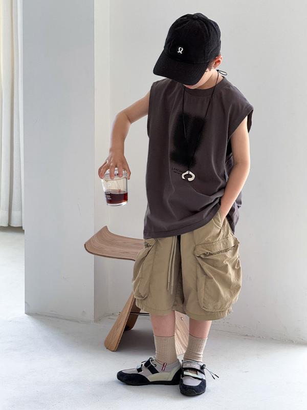 ・カテゴリ: キッズセットアップ・対象性別: 男の子・スタイル: 韓国風・セット内容: トップス、パンツの2点セット・対象年齢: ジュニア（8歳以上、身長140cm以上）・袖丈: 半袖・パンツ丈: ショートパンツ・厚み: 普通・柄: アルファベット・素材: 針裏（ニット）・主な素材: 綿97%、その他3%・安全基準: B類・合わせ仕様: プルオーバー・カラー展開: グレーセット、グレーベスト・サイズ展開: 120cm、130cm、140cm、150cm、160cm、170cm