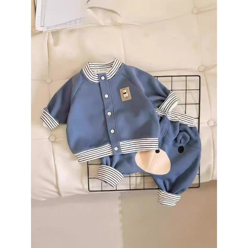 ・カテゴリ: ベビー服上下セット・対象性別: 男女兼用・スタイル: 韓国風・セット内容: トップス、パンツの2点セット・対象年齢: 新生児（0〜1歳、80cm以下）・袖丈: 長袖・パンツ丈: 長ズボン・生地加工: 柔軟加工・生地の厚さ: 普通・柄: 無地、キャラクター・仕様: フードなし、シングルブレスト（前開きボタン）・主な素材: 綿65%・安全基準: A類・カラー展開: ベージュ（春秋）、グレー（春秋）、ブルー（春秋）、グレー（裏起毛）、ブルー（裏起毛）、ベージュ（裏起毛）・サイズ展開: 73cm、80cm、90cm、100cm、110cm
