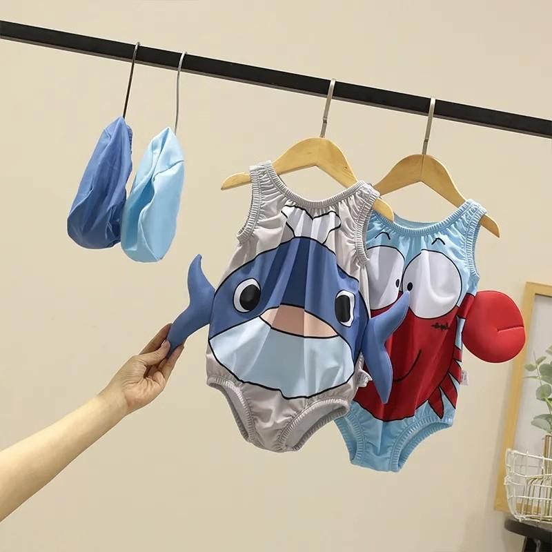 ・カテゴリ: 水着・スタイル: 三角パンツ・対象年齢: 0-12歳・主な素材: ポリエステル85%・裏地素材: ポリエステル95%・重量: 約200-350g・着用シーン: スイミング、水遊び・カラー展開: ブルーホエール、ブルーホエール（キャップ付き）、レッドクラブ、レッドクラブ（キャップ付き）・サイズ展開: 8229.6cm（身長約80cm）、9144cm（身長約90cm）、10058.4cm（身長約100cm）、10972.8cm（身長約110cm）