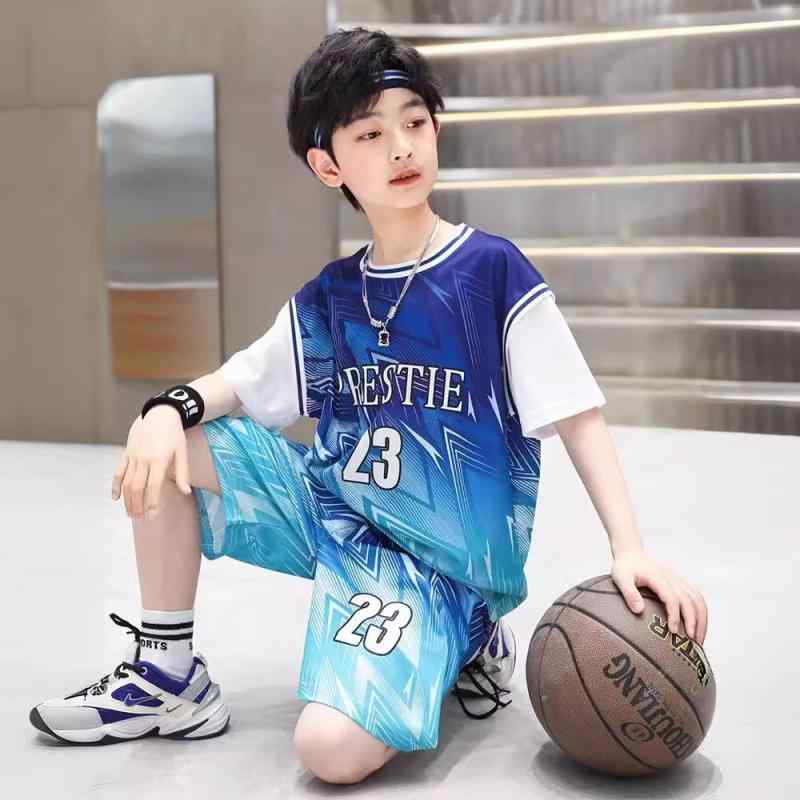 ・性別: メンズ・スタイル: スポーツ・タイプ: パンツスーツ・セット内容: 2点セット・対象年齢: 中大童（8歳以上、140cm以上）・袖丈: 半袖・パンツ丈: ショートパンツ・生地加工: 柔軟加工・厚さ: 薄手・柄: 英字・素材: 化繊・主な素材: ポリエステル90%・安全基準: B類・留め具の種類: プルオーバー・カラー展開: ブルー、ライトブルー・サイズ展開: 120cm、130cm、140cm、150cm、160cm、170cm・カテゴリ: キッズスーツ
