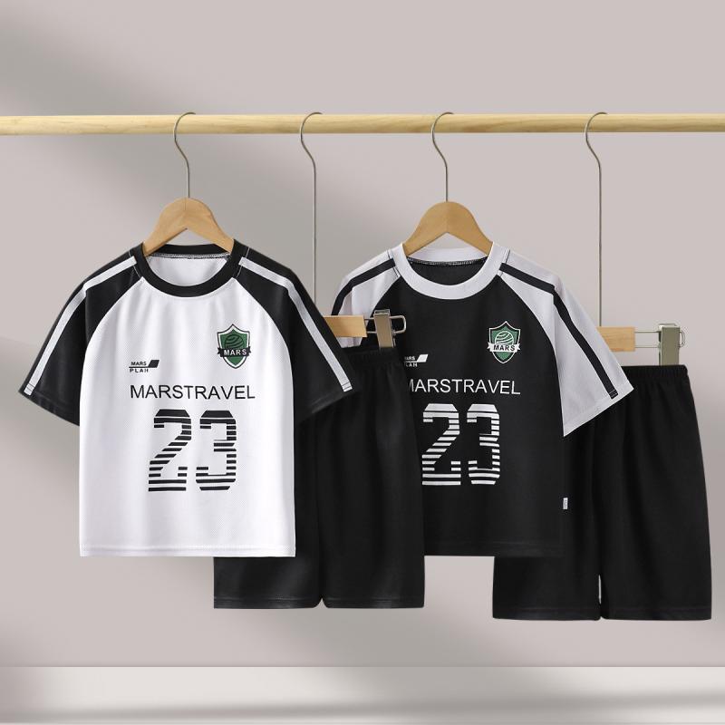 ・カテゴリ: 子供服セットアップ・対象性別: メンズ・スタイル: スポーツ・セット内容: トップス、ボトムスの2点セット・対象年齢: 中小童（3～8歳、身長100～140cm）・袖丈: 半袖・パンツ丈: 五分丈・ミディアムパンツ・生地加工: ソフト加工・生地の厚さ: 薄手・柄: 英字・主な素材: ポリエステル95%・安全基準: B類・着用タイプ: プルオーバー・カラー展開: QF01、QF02・サイズ展開: 80cm、90cm、100cm、110cm、120cm、130cm、140cm、150cm、160cm、170cm