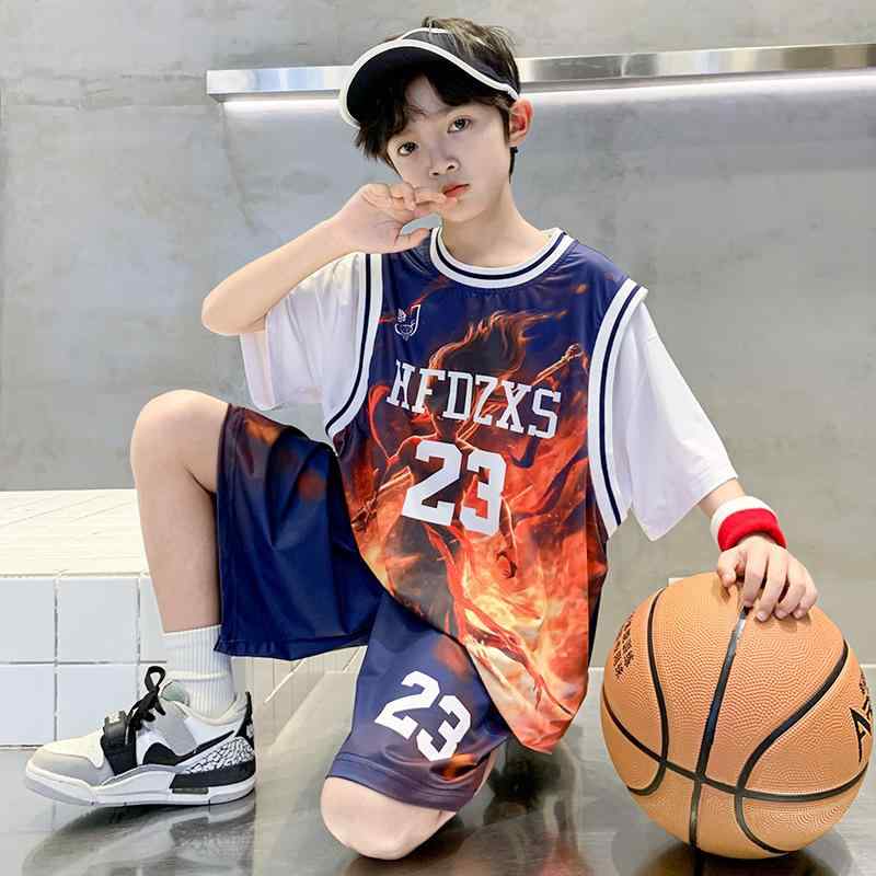 ・カテゴリ: 子供用セットアップ・対象性別: 男の子・スタイル: 韓国風・セット内容: 2点セット（トップス、ボトムス）・対象年齢: 中大童（8歳以上、身長140cm以上）・袖丈: 半袖・ボトムス丈: 5分丈/ハーフパンツ・厚さ: 薄手・柄: 英字・主な素材: ポリエステル90%・開閉仕様: プルオーバー・カラー展開: ロイヤルブルー、ブラック・サイズ展開: 120cm、130cm、140cm、150cm、160cm、170cm