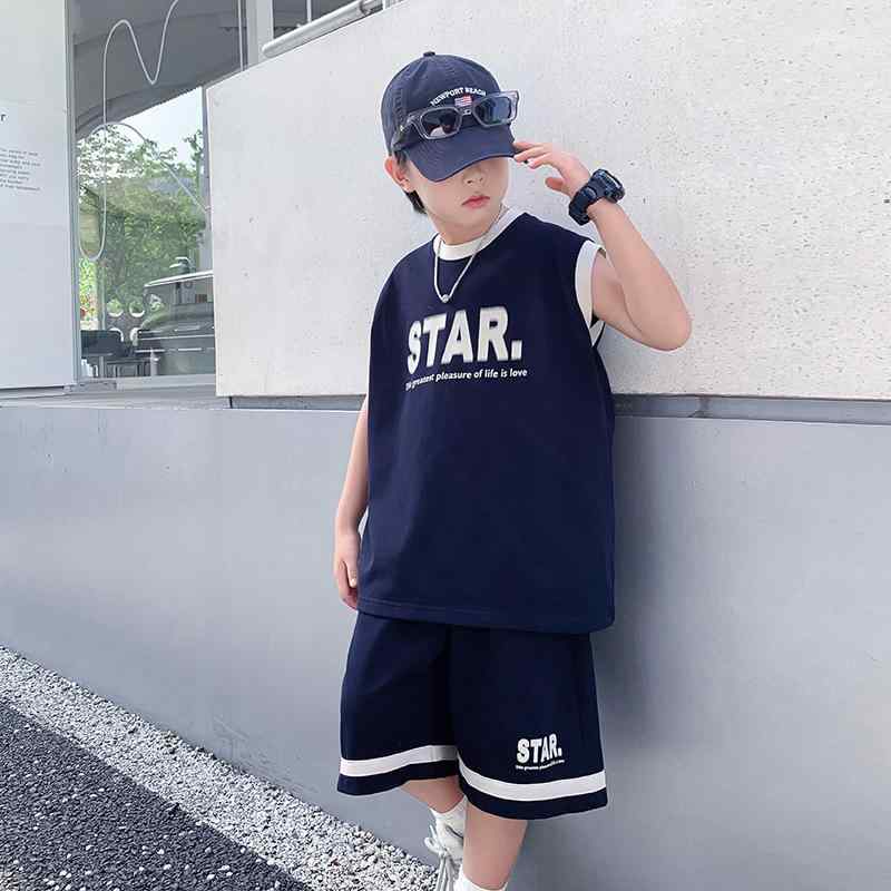 ・カテゴリ: キッズ用セットアップ・対象性別: 男の子・スタイル: 韓国風・セット内容: トップス、パンツ（2点セット）・対象年齢: ジュニア（8歳以上、身長140cm以上）・袖丈: ノースリーブ・パンツ丈: ショートパンツ・生地加工: ソフト加工・厚さ: 普通・柄: 英字、プリント・デザイン要素: スポーツ、セットアップ、英字、プリント、トレンド・主な素材: ポリエステル100%・安全基準: B類・留め具の種類: プルオーバー・カラー展開: ネイビー、チャコールグレー・サイズ展開: 110cm、120cm、130cm、140cm、150cm、160cm、170cm