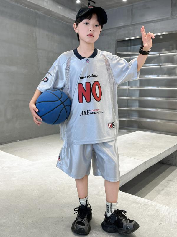 ・カテゴリ: 子供用セットアップ・対象性別: キッズ（男の子）・スタイル: 韓国風・セット内容: トップス、パンツ（2点セット）・袖丈: 半袖・パンツ丈: ショートパンツ・厚さ: 薄手・柄: アルファベット・主な素材: ポリエステル100%・安全基準: B類・着用タイプ: プルオーバー・カラー展開: グレー・サイズ展開: 90cm、100cm、110cm、120cm、130cm、140cm、150cm、160cm、170cm