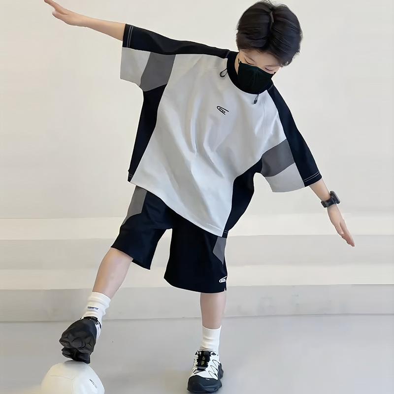 ・カテゴリ: キッズ用セットアップ・対象性別: ボーイズ・スタイル: スポーツ・セット内容: 半袖シャツ、5分丈パンツ・袖丈: 半袖・パンツ丈: 5分丈・厚み: 薄手・柄: 英字、その他・主な素材: ポリエステル95%・開閉仕様: プルオーバー・カラー展開: 画像色・サイズ展開: 110cm、120cm、130cm、140cm、150cm、160cm、170cm、180cm