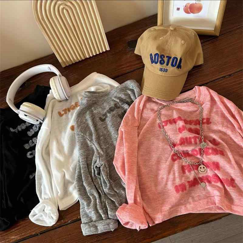 ・カテゴリ: キッズTシャツ・スタイル: 韓国風・性別: 男女兼用・フード: なし（フードなし）・袖丈: 長袖・対象年齢: 中小児（3〜8歳、身長100〜140cm）・生地加工: 柔軟処理・柄: 英字、プリント・主な素材: ポリエステル50%、綿・安全基準: B類・ネックライン: クルーネック・機能: 吸湿速乾・カラー展開: ホワイト、グレー、ピンク・サイズ展開: 80、90、100、110、120、130、フリーサイズ