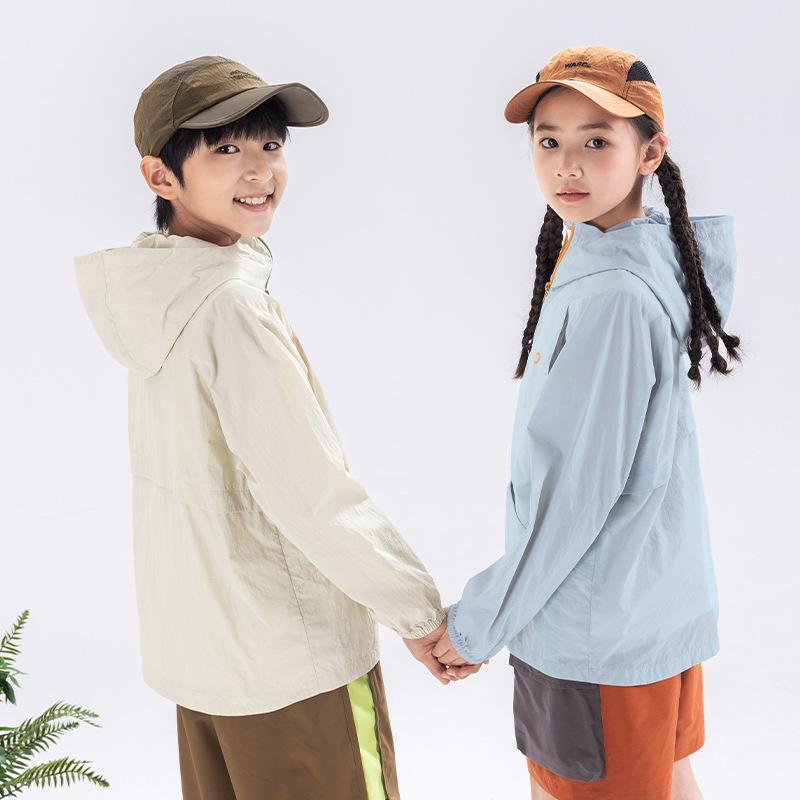 ・性別: ユニセックス・対象年齢: 13〜16歳、8歳以上（身長140cm以上）・表地素材: ポリエステル100%・裏地素材: ポリエステル100%・カラー展開: ベージュ、ブルー・対応身長: 120、130、140、150、160、170・フード: フード付き・機能: 防水