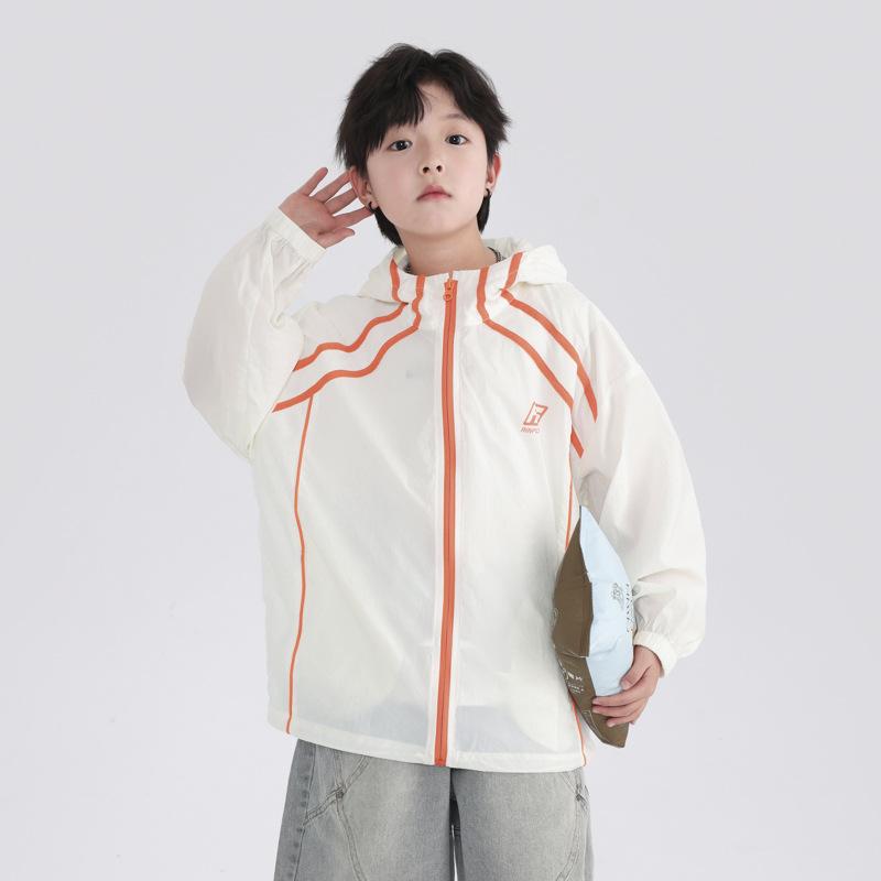 ・対象: 男児・対象年齢: 13-16歳・生地名: ナイロン・重量: 250g・裏地名: ポリエステル・主な素材: ナイロン100%・カラー展開: ベージュ、グレー・サイズ展開: 120cm、130cm、140cm、150cm、160cm、170cm・フード: フード付き・機能: 紫外線防止・襟ラベル: あり・タグ: あり