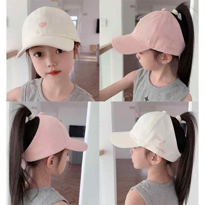 ・カテゴリ: 鴨舌帽・カラー展開: ピンク（子供用）、ベージュ（子供用）、ホワイト（子供用）、コーヒー（子供用）、ブラック（子供用）、ローズピンク（子供用）、カーキ（子供用）・サイズ展開: 48-54・つばのスタイル: 短つば・帽子のトップスタイル: ベル型・機能: 防霜、通気性、日よけ・主な素材の含有量: 81%-95%・スタイル: フェミニン、漫画、可愛い・対象年齢: 4-6歳、8-10歳、2-4歳・素材: ポリエステル・スタイル分類: 清新、甘い・処理プロセス: 刺繍・人気要素分類: 形状、パターン