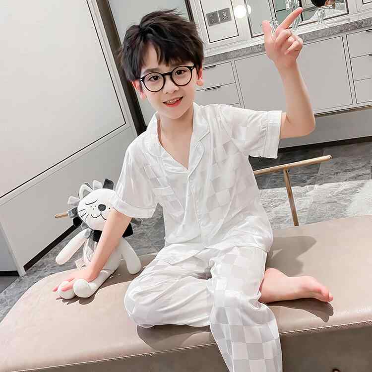 ・性別: メンズ、男の子・カラー展開: 2202白色短袖短裤、2202黒色短袖短裤、22102白色短袖长裤、22102黒色短袖长裤、2291白色长袖长裤、2291黒色长袖长裤・対象年齢: 中大童（8歳以上、140cm以上）・スタイル: カジュアル・対応身長: 110cm、120cm、130cm、140cm、150cm、160cm、170cm・主な素材: ポリエステル100%・生地の厚さ: 薄手・柄: チェック・機能: 吸湿速乾・加工: 柔軟加工・デザイン要素: セットアップ、チェック・カテゴリ: 子供用ルームウェア