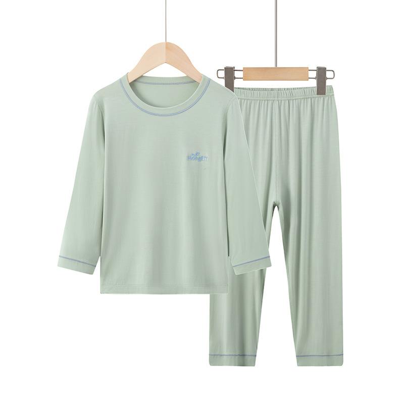 ・カテゴリ: 子供用ルームウェア・素材: レーヨン（モダール）92%・対象性別: 男女共用・カラー展開: ピンク（ロング丈）、ブルー（ロング丈）、グリーン（ロング丈）、ホワイト（ロング丈）、グレー（ロング丈）、ホワイト（ショート丈）、ブルー（ショート丈）、ピンク（ショート丈）、グリーン（ショート丈）、グレー（ショート丈）・サイズ展開: 110cm、120cm、130cm、140cm、150cm、160cm、170cm、180cm、190cm・対象年齢: 3歳〜8歳（目安身長：100cm〜140cm）・スタイル: シンプル・生地の厚さ: 薄手・柄: 無地・加工: 柔軟加工・デザイン要素: セットアップ、親子向け、トレンド
