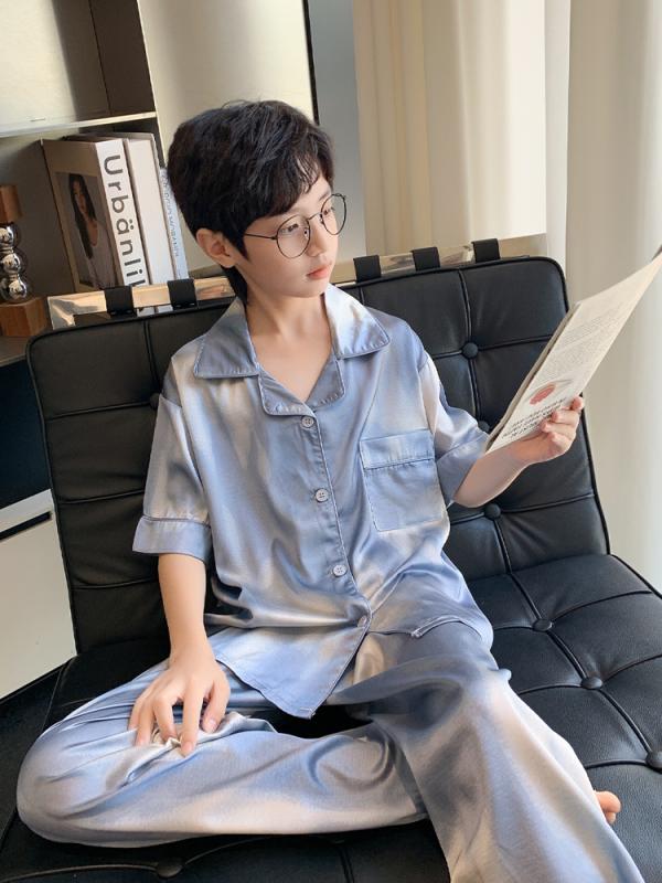 ・カテゴリ: 子供用ルームウェア・性別: メンズ・スタイル: カジュアル・カラー展開: ブルー・サイズ展開: 110cm、120cm、130cm、140cm、150cm、160cm、170cm・素材: ポリエステル100%・生地: アイスシルク・厚さ: 薄手・特徴: 柔らか加工・対象年齢: 8歳以上、身長140cm以上