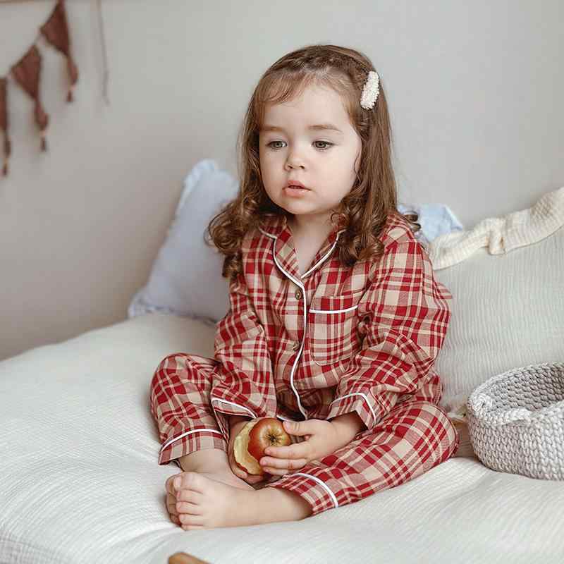 ・カテゴリ: 子供用ルームウェア・対象性別: 男女共用・素材: 綿100%・カラー展開: レッドチェック、ネイビーチェック・対象年齢: 乳幼児（1～3歳、80～100cm）・スタイル: 欧米風・サイズ展開: 80cm、90cm、100cm、110cm、120cm・生地の厚さ: 普通・柄: 動物、花柄・機能: 通気性、色あせ防止、防臭、毛玉防止・生地加工: 柔軟加工・デザイン要素: セットアップ、キャラクター、欧米風・袖丈: 長袖・ネックライン: テーラードカラー