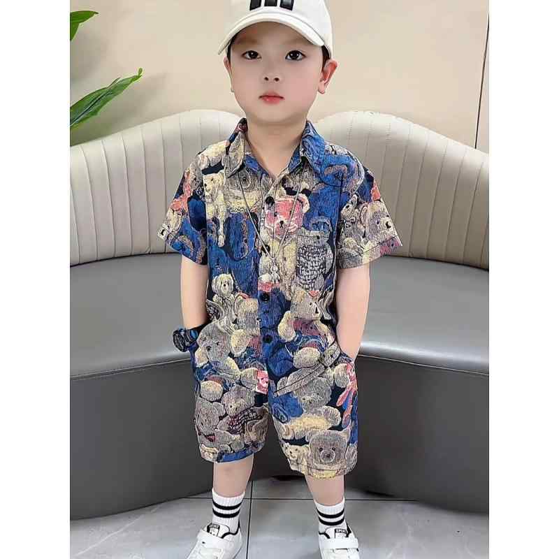 ・カテゴリ: 子供用セットアップ・対象性別: 男の子・スタイル: ストリート・セット内容: トップス、ボトムスの2点セット・対象年齢: 中小童（3〜8歳、100〜140cm）・袖丈: 半袖・ボトムス丈: ショートパンツ・生地加工: 柔軟加工・生地の厚さ: 薄手・柄: キャラクター・生地素材: 化学繊維混紡・主な素材: ポリエステル100%・安全基準: A類・カラー展開: ブルーベア・サイズ展開: 8229.6cm（推奨身長80-90cm）、9144cm（推奨身長90-100cm）、10058.4cm（推奨身長100-110cm）、10972.8cm（推奨身長110-120cm）、11887.2cm（推奨身長120-130cm）、12801.6cm（推奨身長130-140cm）、13716cm（推奨身長140-150cm）