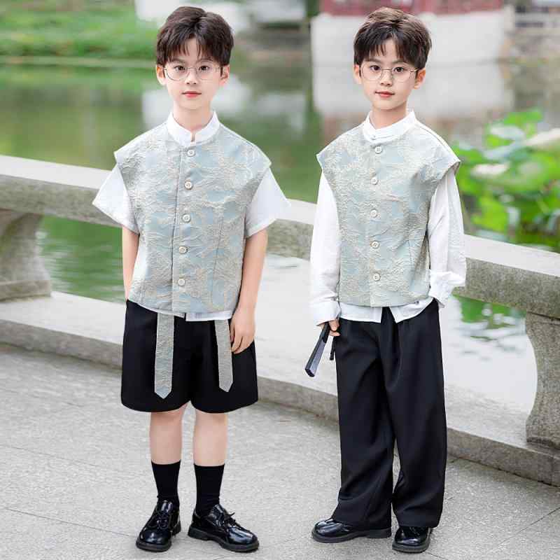 ・カテゴリ: 子供用セットアップ・対象性別: ボーイズ・スタイル: チャイナ風・セット内容: ベスト、シャツ、パンツの3点セット・対象年齢: 3歳〜8歳（対応身長100cm〜140cm）・袖丈: ノースリーブ・パンツ丈: ショートパンツ、ロングパンツ・生地加工: ソフト加工・生地の厚さ: 普通・主な素材: ポリエステル混紡・主な素材の含有量: 99%・安全基準: B類・カラー展開: 【ロングパンツ】ベスト2点セット（ベスト・ロングパンツ）、【ロングパンツ】ベスト3点セット（長袖シャツ・ベスト・ロングパンツ）、【ロングパンツ】ベスト3点セット（半袖シャツ・ベスト・ロングパンツ）、【ロングパンツ】シャツ2点セット（長袖シャツ・ロングパンツ）、【ロングパンツ】シャツ2点セット（半袖シャツ・ロングパンツ）、【ショートパンツ】ベスト2点セット（ベスト・ショートパンツ）、【ショートパンツ】ベスト3点セット（半袖シャツ・ベスト・ショートパンツ）、【ショートパンツ】シャツ2点セット（半袖シャツ・ショートパンツ）、ブルー花柄ベスト、長袖シャツ、半袖シャツ・サイズ展開: 90cm（推奨体重10-13kg）、100cm（推奨体重13-15kg）、110cm（推奨体重15-19kg）、120cm（推奨体重19-22.5kg）、130cm（推奨体重22.5-27kg）、140cm（推奨体重27.5-33.5kg）、150cm（推奨体重34-39.5kg）、160cm（推奨体重40-45.5kg）
