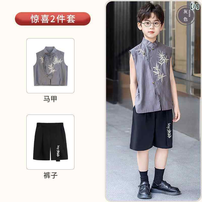 ・カテゴリ: 子供用セットアップ・対象性別: 男の子・スタイル: 中式、英国風、トレンド・セット内容: ベスト（またはトップス）、ショートパンツの2点セット・対象年齢: 中小童（3〜8歳、100〜140cm）・袖丈: ノースリーブ・フード: フードなし・パンツ丈: ショートパンツ・生地加工: ソフト加工・生地の厚さ: 薄手・素材: ポリエステル90%・安全基準: B類・カラー展開: グレー（竹葉ベスト＋ショートパンツ）、ベージュ（竹葉ベスト＋ショートパンツ）、ブラック（パンダトップス＋ショートパンツ）、グレー（竹葉刺繍ベスト）、ベージュ（竹葉刺繍ベスト）、ブラック（パンダ刺繍トップス）、ブラック（竹葉ショートパンツ）・サイズ展開: 90cm（推奨体重10-13kg）、100cm（推奨体重13-15kg）、110cm（推奨体重15-19kg）、120cm（推奨体重19-22.5kg）、130cm（推奨体重22.5-27kg）、140cm（推奨体重27.5-33.5kg）、150cm（推奨体重34-39.5kg）、160cm（推奨体重40-45.5kg）