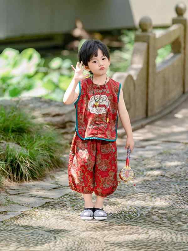 ・カテゴリ: 唐装・柄: プリント・生地加工: ソフト加工・デザイン要素: セット、プリント、ファッショナブル・対象性別: ボーイズ・素材: ポリエステル100%・スタイル: チャイナ風・生地の厚さ: 薄手・カラー展開: レッド・サイズ展開: 90cm、100cm、110cm、120cm、130cm、140cm、150cm・対象年齢: 3〜8歳（身長100〜140cm）