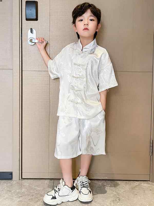 ・カテゴリ: キッズ用セットアップ・対象性別: 男の子・スタイル: チャイナ風・セット内容: トップス、パンツの2点セット・対象年齢: 中大童（8歳以上、身長140cm以上）・袖丈: 半袖・パンツ丈: 5分丈/ハーフパンツ・生地特徴: ソフト加工・生地の厚さ: 薄手・素材: ポリエステル85%・安全基準: B類・留め具の種類: シングルブレスト・カラー展開: F16ホワイト龍柄チャイナボタンセット、F16レッド龍柄チャイナボタンセット・サイズ展開: 100cm、110cm、120cm、130cm、140cm、150cm、160cm、170cm