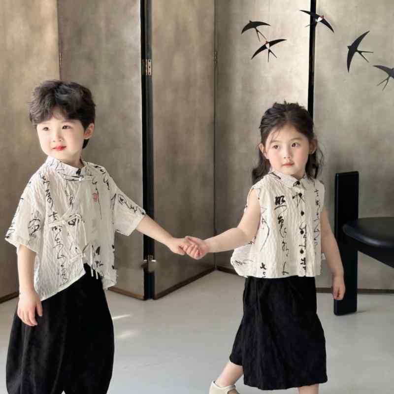 ・柄: 碎花、プリント・主な素材: 綿 81%〜90%・スタイル: カジュアル・生地の厚さ: 薄手・カラー展開: 国風男児セットアップ、国風女児セットアップ、男児トップス、男児パンツ、女児トップス、女児パンツ・サイズ展開: 90、100、110、120、130、140・対象年齢: 8歳以上（140cm以上）・カテゴリ: 子供用旗袍・唐装・民族衣装