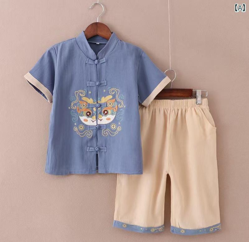・柄: キャラクター・性別: 男児・主な素材: 綿80%・厚さ: 普通・カラー展開: ブルー、グリーン、レッド・サイズ展開: 110cm、120cm、130cm、140cm、150cm・スタイル: 唐装・対象年齢: 中小童（3〜8歳、100〜140cm）・カテゴリ: 子供用旗袍・唐装・民族衣装