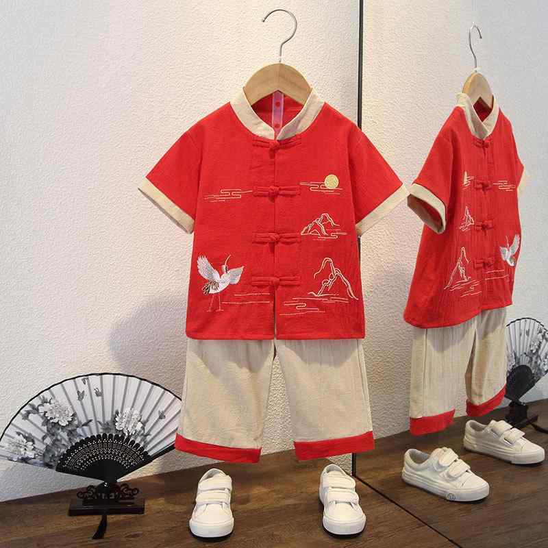 ・カテゴリ: 童旗袍/唐装/民族服装・スタイル: 中式、唐装・柄: 动物・要素: 套装・主な素材: 綿100%・カラー展開: 鹤仰长空套装红色、鹤仰长空套装藍色、飞龙在天套装红色、飞龙在天套装豆绿色、方格龙套装红色、方格龙套装豆绿色、方格福套装红色、方格福套装豆绿色、窗花套装藍色、窗花套装豆绿色、两朵云套装藍色、两朵云套装红色、拼色套装藍色、拼色套装红色、如意套装藍色、如意套装红色、五福套装豆绿色、五福套装红色、小老虎套装豆绿色、小老虎套装红色、招财进宝套装粉色、招财进宝套装豆绿色・サイズ展開: 90、100、110、120、130、140・対象年齢: 中小童(3~8歳、100~140cm)・対象性別: 男・厚み: 普通・生地加工: 柔軟処理