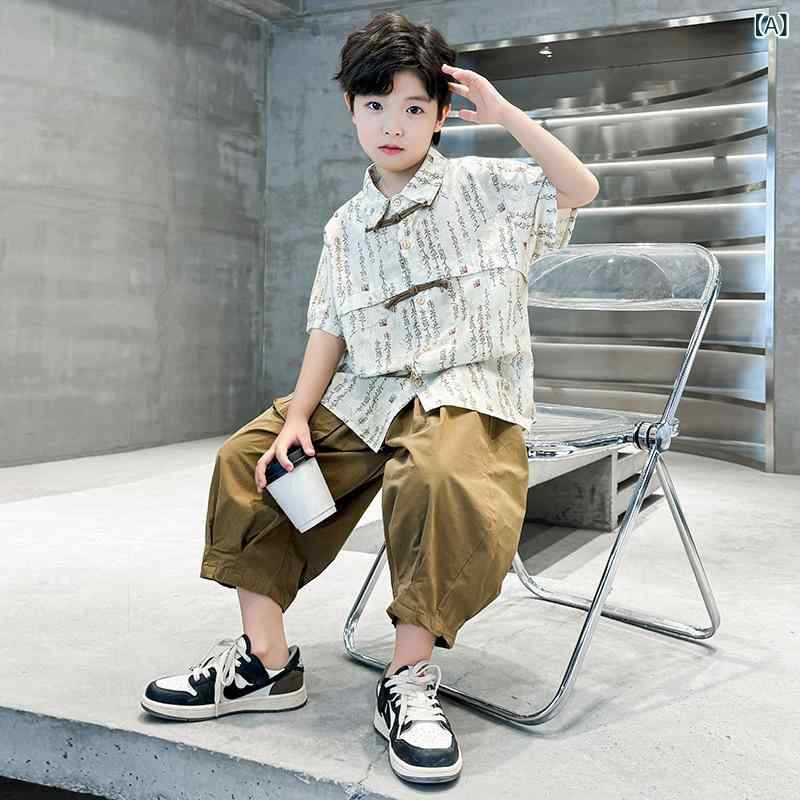 ・カテゴリ: 子供服セットアップ・対象性別: 男の子・スタイル: カジュアル・セット内容: 2点セット（シャツ、パンツ）・袖丈: 半袖・パンツ丈: 9分丈・厚さ: 薄手・デザイン特徴: セットアップ、カーディガン風、トレンディ・主な素材: ポリエステル90%・安全基準: B類・留め具の種類: プルオーバー・カラー展開: ホワイト・対応身長: 120cm、130cm、140cm、150cm、160cm、170cm