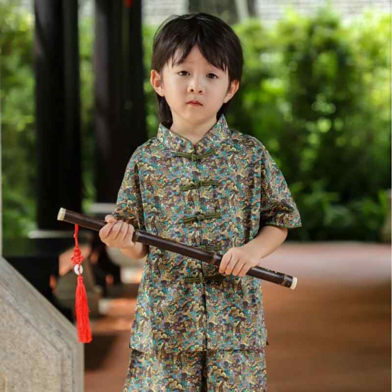 ・柄: プリント・生地加工: 柔軟加工・セット内容: セットアップ・対象性別: 男の子・素材: 綿100%・スタイル: 中式・生地の厚さ: 普通・カラー展開: 漢服風男児キッズ用（軍旅小鎮）・サイズ展開: 80cm、90cm、100cm、110cm、120cm、130cm、140cm・対象年齢: 乳幼児・キッズ（1～3歳、身長80～100cm）・カテゴリ: 子供用旗袍・唐装・民族衣装