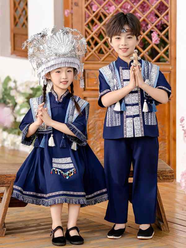 ・柄: 無地・インナー素材: ポリエステル・仕様: 実物モデル撮影あり・安全基準: B類・対象性別: ユニセックス・糸くず処理: 処理済み・生地名: 綿混紡・主な素材: ポリエステル80%・スタイル: 中華風・厚さ: 普通・カラー展開: 男児パンツセット（アクセサリー除く）、女児スカートセット（アクセサリー・ヘッドドレス除く）・サイズ展開: 90cm、100cm、110cm、120cm、130cm、140cm、150cm・対象年齢: 3〜8歳（100〜140cm）・カテゴリ: 子供用旗袍・唐装・民族衣装