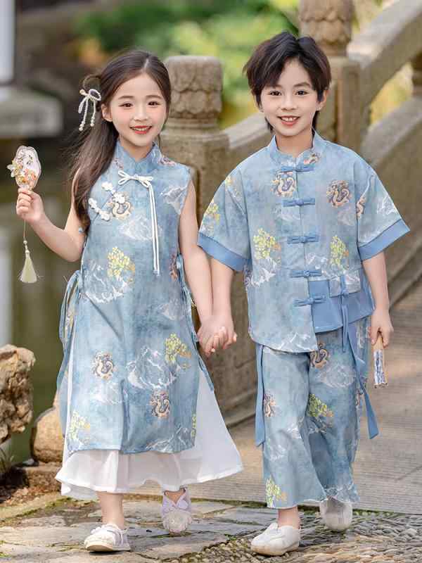 ・柄: 花柄・インナータイプ: 綿インナー・加工技術: 柔軟処理・デザイン要素: 田園風、可愛い、配色、プリンセス、チュール、キャンディカラー・素材: ポリエステル95%・スタイル: チャイナ風・生地の厚さ: 普通・カラー展開: 8275男の子、8275女の子、8296男の子、8296女の子、D8122芳華男の子、D8122芳華女の子、8298男の子長袖、8298女の子長袖・サイズ展開: 8229.6cm（推奨身長80-90cm）、9144cm（推奨身長90-100cm）、10058.4cm（推奨身長100-110cm）、10972.8cm（推奨身長110-120cm）、11887.2cm（推奨身長120-130cm）、12801.6cm（推奨身長130-140cm）、13716cm（推奨身長140-150cm）、14630.4cm（推奨身長150-160cm）、15544.8cm（推奨身長160-170cm）、16459.2cm（推奨身長170-180cm）・デザイン: 唐装・対象年齢: 中小童（3-8歳、身長100-140cm）・カテゴリ: 子供用旗袍・唐装・民族衣装