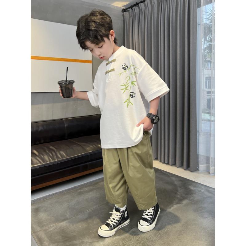 ・カテゴリ: キッズ用セットアップ・対象性別: ボーイズ・スタイル: チャイニーズスタイル・セット内容: トップス、パンツ（2点セット）・対象年齢: 3〜8歳・袖丈: 半袖・パンツ丈: クロップドパンツ（七分丈）・生地特徴: ソフト加工・厚み: 薄手・素材: 綿100%・安全基準: B類・留め具仕様: プルオーバー・カラー展開: アプリコット・サイズ展開: 100cm、110cm、120cm、130cm、140cm、150cm、160cm