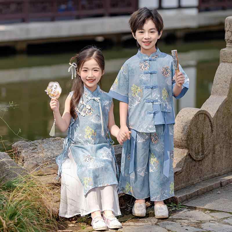 ・カテゴリ: 子供用旗袍・唐装・民族衣装・主な素材: 再生セルロース繊維、ポリ塩化ビニル繊維・生地の厚さ: 薄手・カラー展開: 男児用半袖セット、女児用半袖セット（髪飾り付属）、レッド・対象サイズ: 身長 90, 100, 110, 120, 130, 140, 150, 160, 170, 180・対象年齢: 中高学年児童（8歳以上、身長140cm以上）