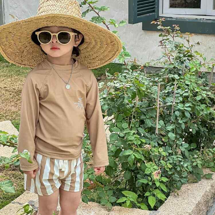 ・対象年齢: 0〜8歳・性別: ユニセックス・デザインスタイル: 韓国風・素材: ナイロン100%・裏地素材: ナイロン100%・重量: 約300g・対応シーン: スイミング、水遊び・カラー: ブラウン（トップス）×ストライプ（パンツ）・サイズ: S（推奨身長80-90cm）、M（推奨身長90-100cm）、L（推奨身長100-110cm）、XL（推奨身長110-120cm）、XXL（推奨身長115-125cm）、XXXL（推奨身長125-135cm）・スタイル: ブリーフ