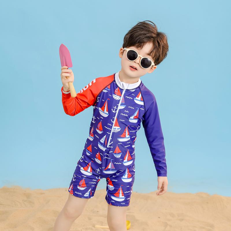 ・カテゴリ: 三角水着（スイムキャップ付き）・対象年齢: 1-6歳・対象性別: 男の子・柄: 韓国風、キャラクター・生地素材: ポリエステル85%・裏地素材: ポリエステル95%・重量: 約195g・対応シーン: 水泳、水遊び・カラー展開: 小船（スイムキャップ付き）、ペンギン（スイムキャップ付き）・サイズ展開: 90、100、110、120、130、140
