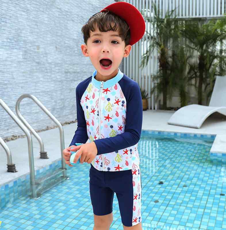 ・カテゴリ: 水泳用三角パンツ・対象年齢: 0〜14歳・対象性別: ボーイズ・スタイル: 韓国系、シンプル、和風、高弾力、フレッシュ・素材: ナイロン82%、ポリエステル18%・重量: 190g・裏地素材: ポリエステル・対応シーン: スポーツトレンド、マリンスポーツ、水泳・カラー展開: ブルー＆ホワイトスターフィッシュ長袖ハーフパンツ3点セット・サイズ展開: 90、100、110、115、120、125、130、140、150、160