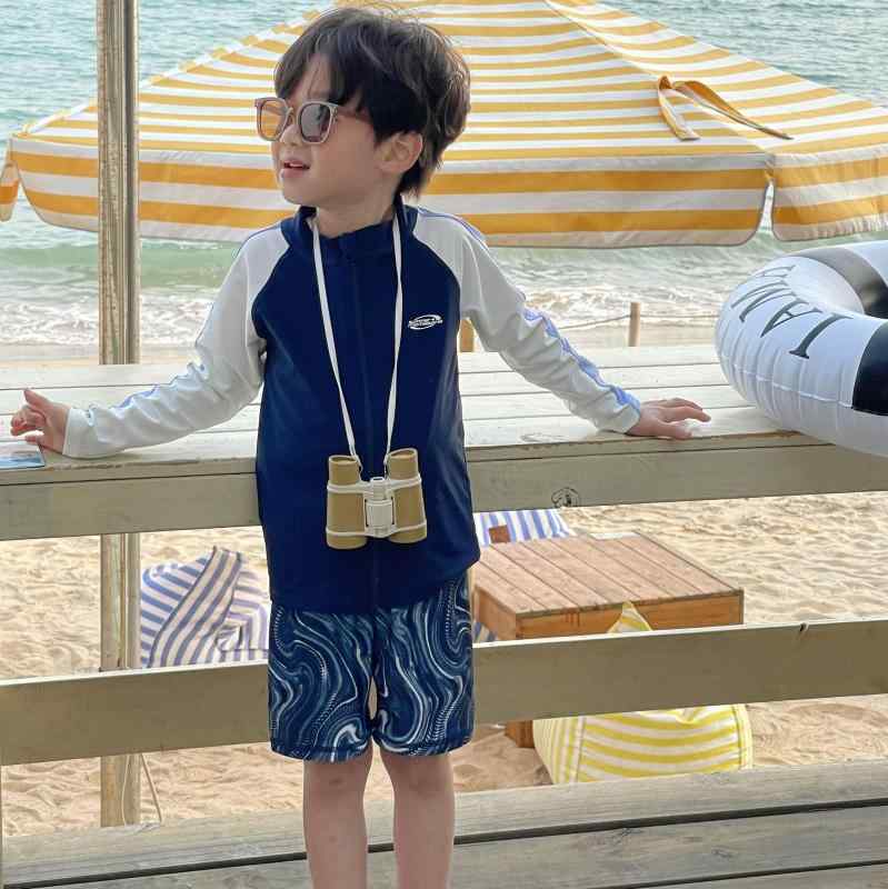 ・対象年齢: 1-8歳・対象性別: 男女兼用・スタイル: 韓国風・表地素材: ポリエステル100%・表地素材比率: 90%・重量: 140g・裏地素材: ポリエステル100%・裏地素材比率: 90%・対応シーン: 水泳、ウォータースポーツ・カラー: ダークブルー・サイズ: 90、100、110、120、130、140、150・デザイン: ブリーフ、ビキニ、ボクサーパンツ、ワンピース水着、セパレート水着