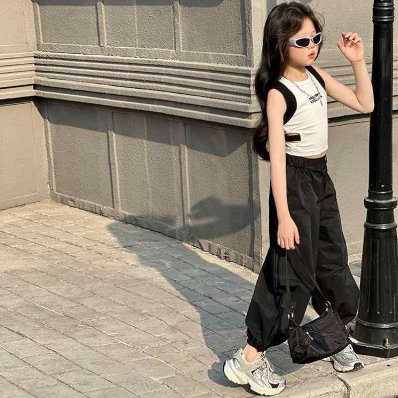 ・カテゴリ: 子供用セットアップ・対象性別: 女性・スタイル: ワークスタイル・セット内容: 2点セット・対象年齢: 8歳以上（身長140cm以上）・主な素材: ポリエステル、綿・カラー展開: ホワイトベスト、ブラックベスト、ホワイトパンツ、ブラックパンツ・サイズ展開: 120cm、130cm、140cm、150cm、160cm、170cm